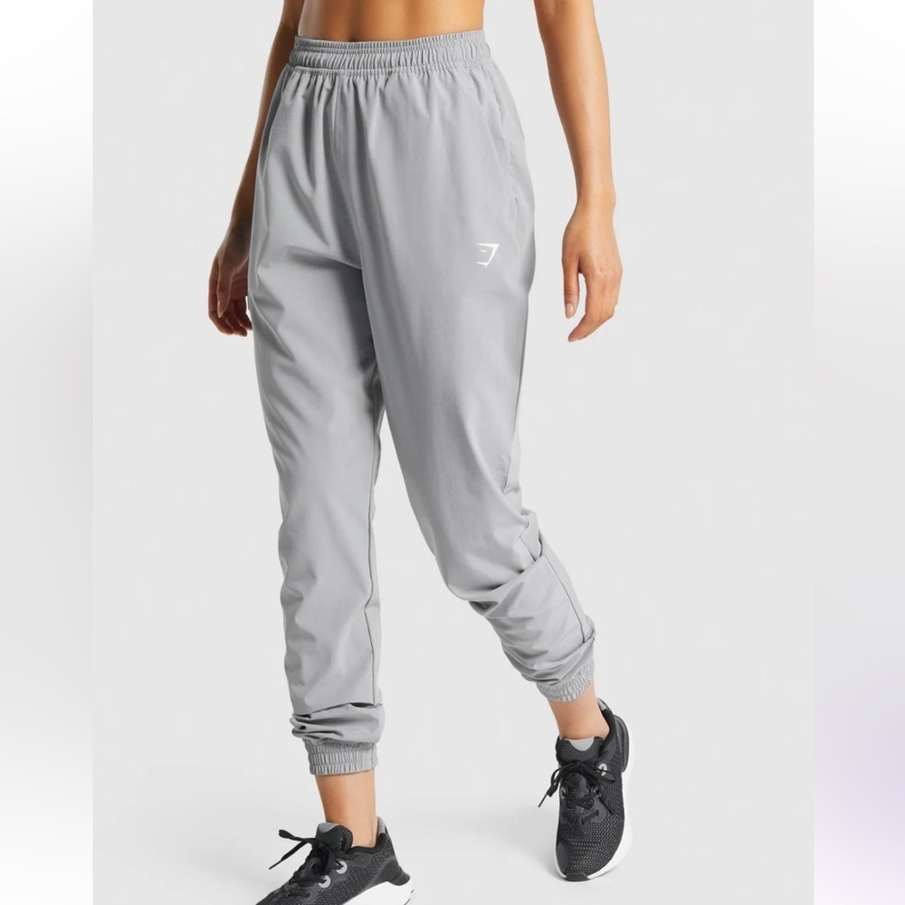 Gymshark Lightweight Gray Woven Jogger Pants women’s medium
